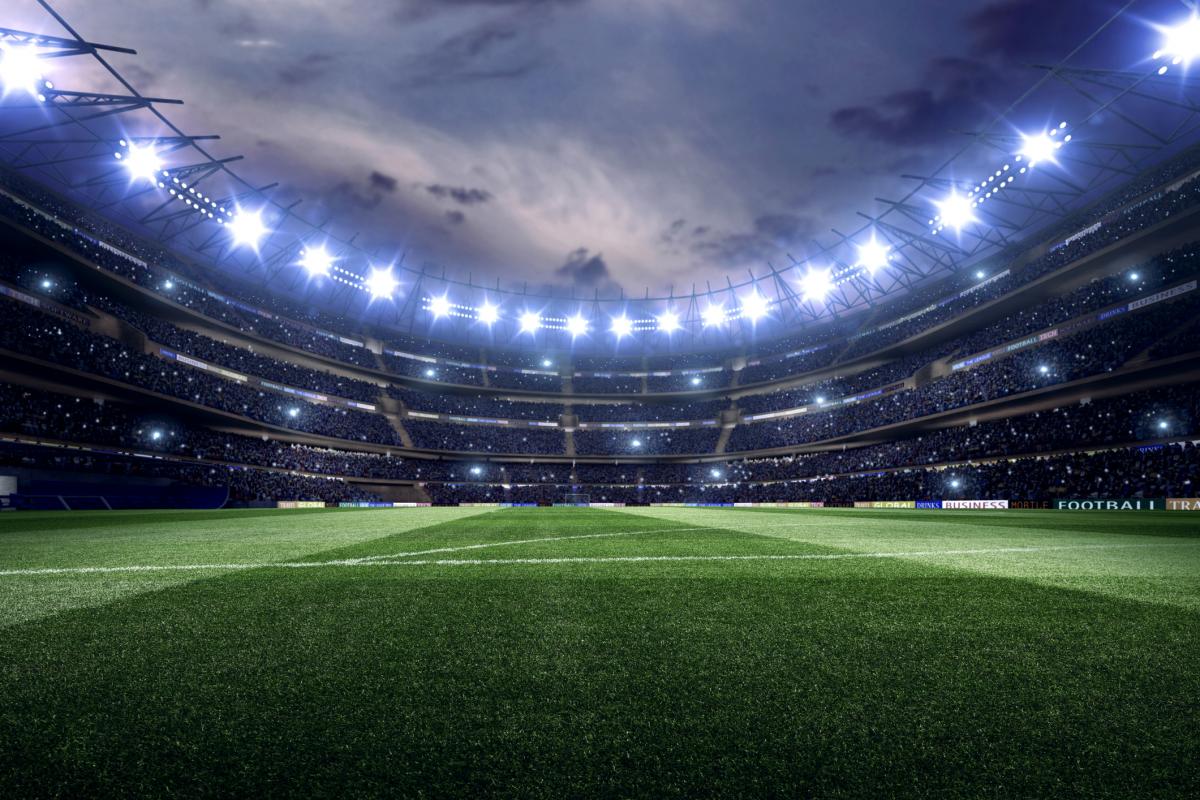 Espectacular estadio de fútbol con gradas repletas de gente. El césped, la iluminación y todos los demás elementos están modelados en 3D.