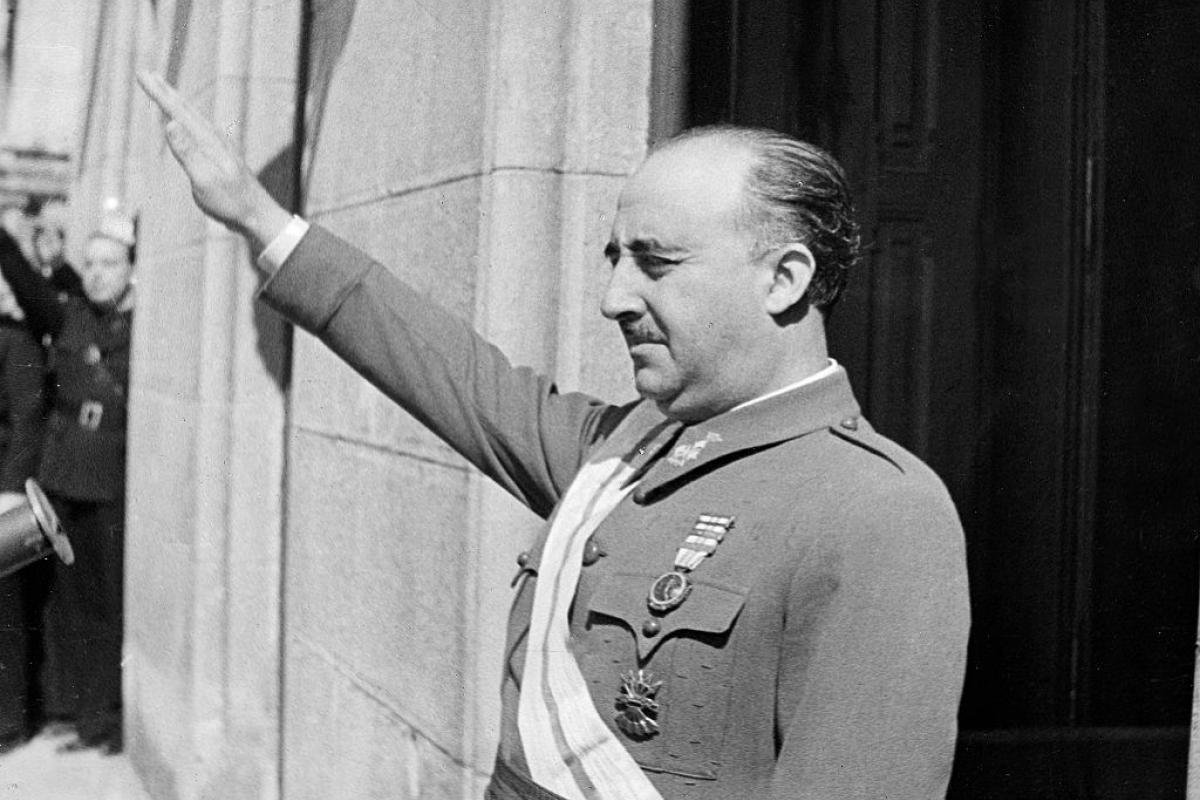 Francisco Franco, saludando.