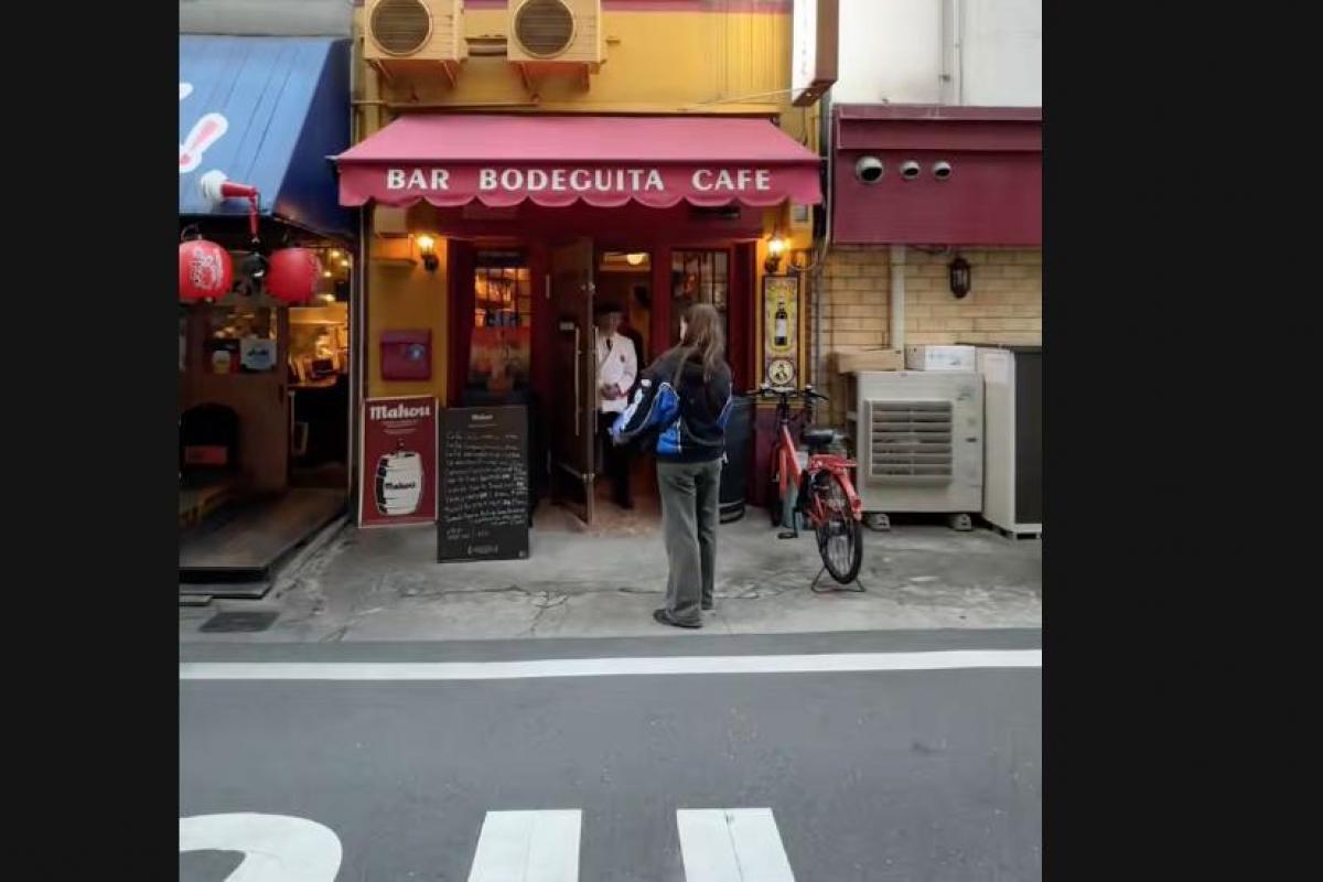 La usuaria de TikTok @carlamarting en un bar de Japón.