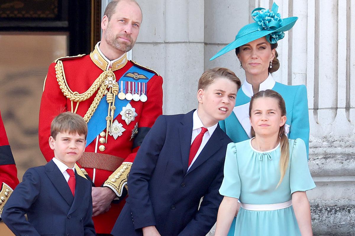 Los príncipes de Gales, con sus tres hijos en el balcón de Buckingham