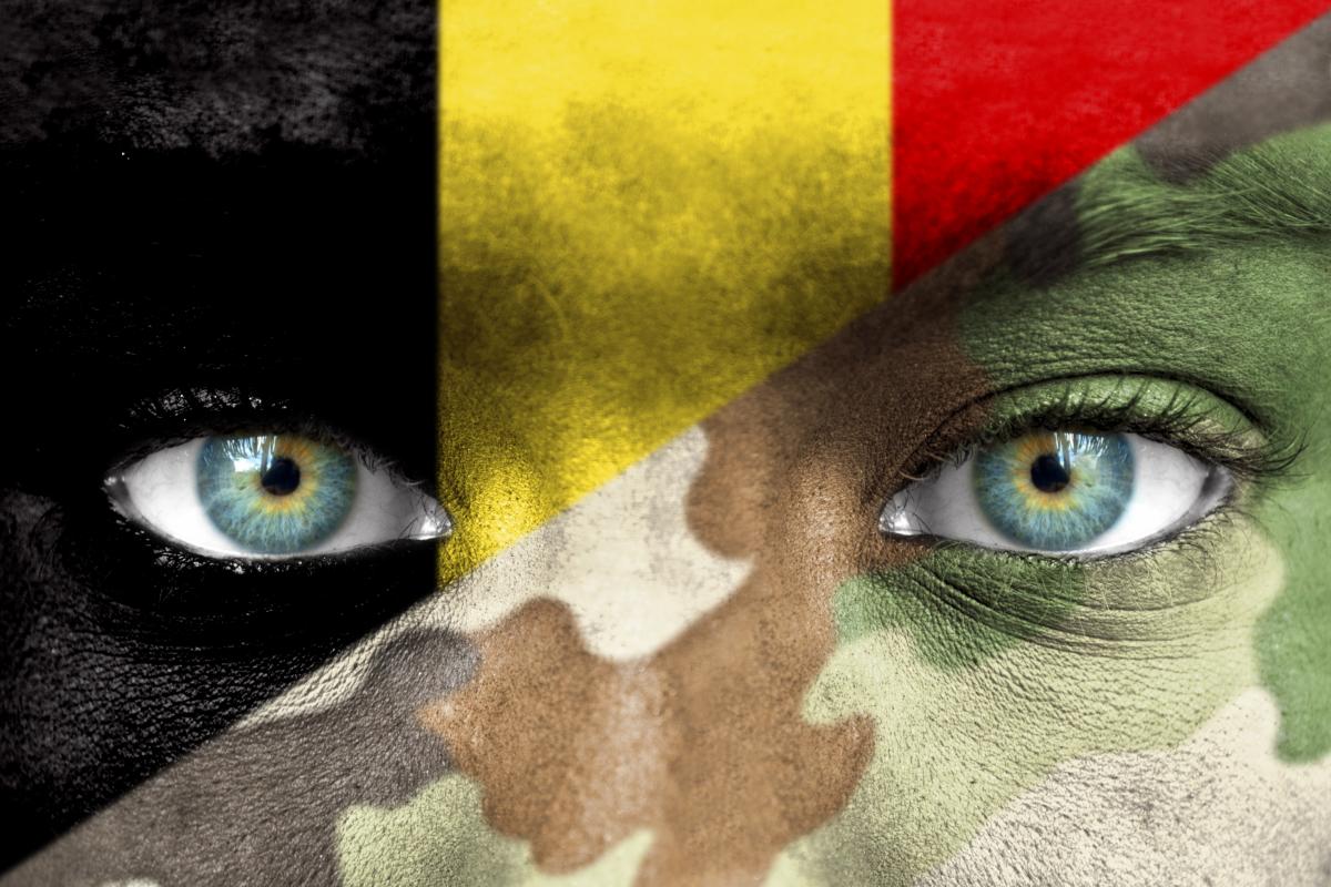 Montaje del rostro de una soldado belga, con pintura de guerra y los colores de su bandera nacional.
