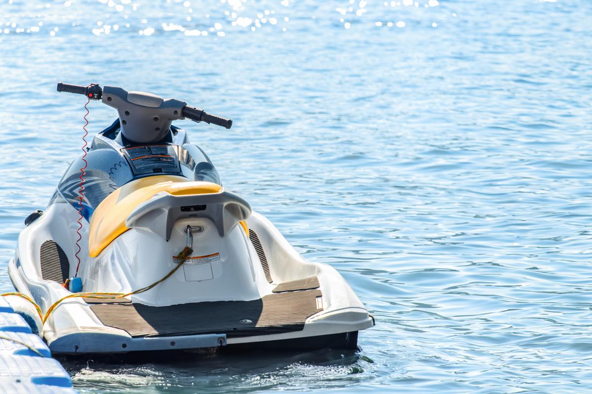 Moto de agua aparcada en el mar