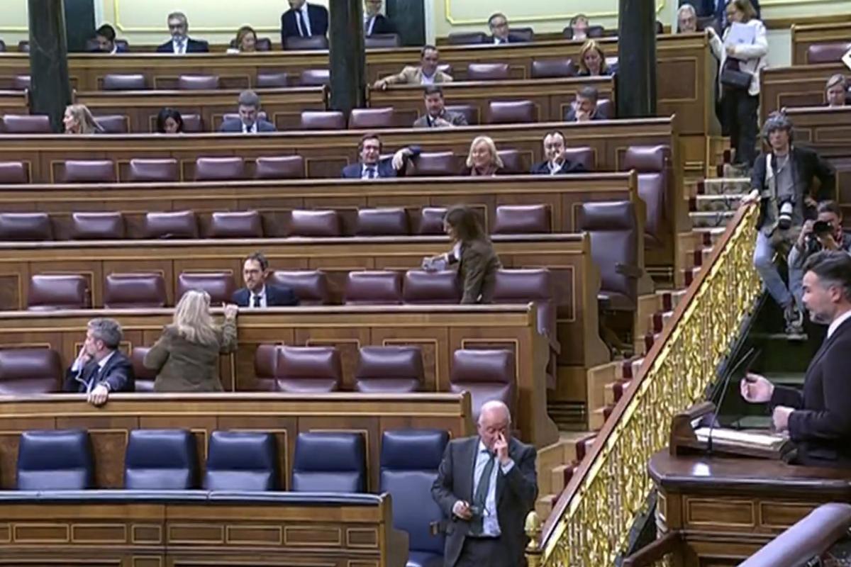 Rufián en el Congreso de los diputados con la bancada donde se sientan miembros de PP y Vox vacío.