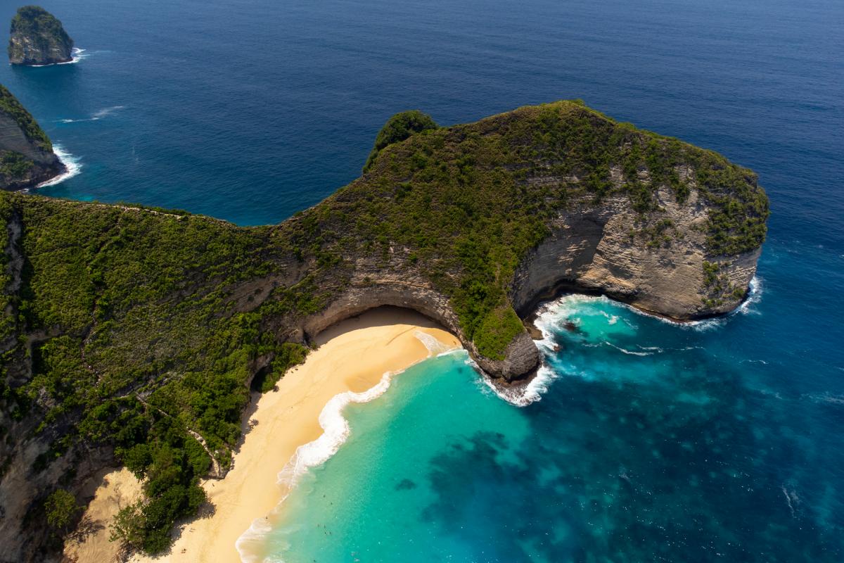 Vista aérea del 'acantilado T-Rex', que se eleva sobre la playa de Kelingking, en la isla de Nusa Penida.