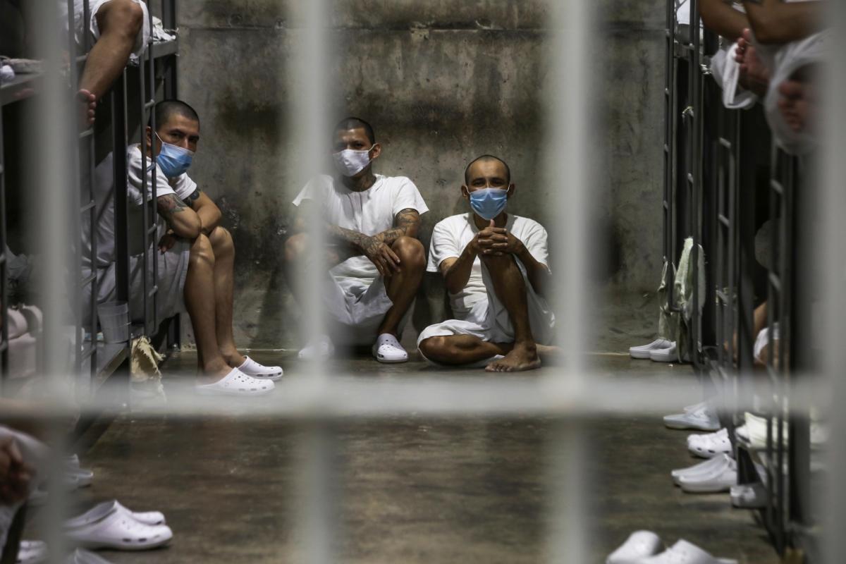 Miembros de pandillas son vistos en una celda en el penal de máxima seguridad CECOT (Centro de Alojamiento Obligatorio del Terrorismo) el 4 de abril de 2025 en Tecoluca, San Vicente, El Salvador. Imagen de archivo.