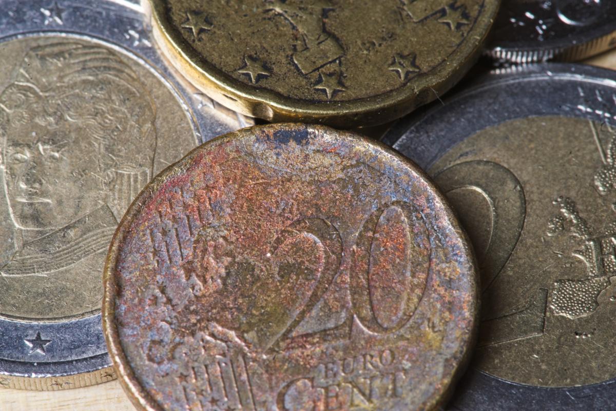 Moneda de 20 céntimos sobre otras monedas