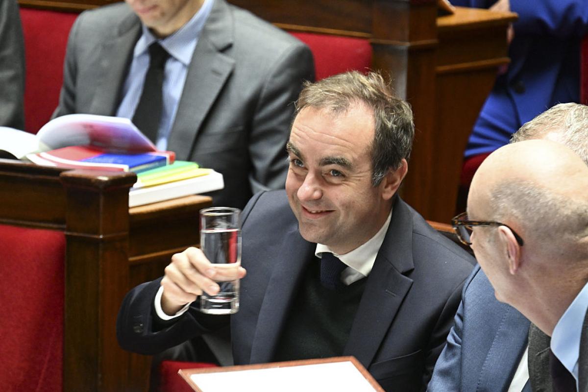 Sébastien Lecornu sonríe en la Asamblea Nacional