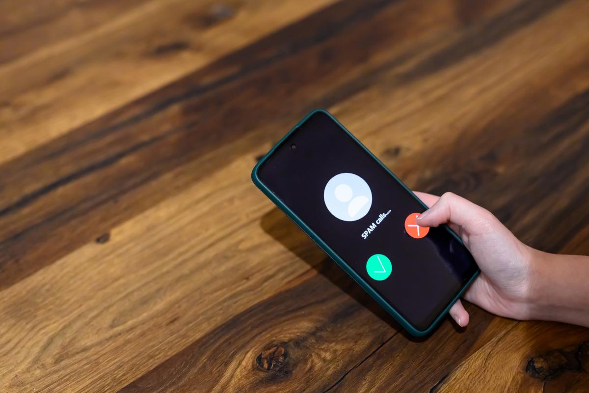 Una mujer rechaza una llamada entrante de un número desconocido, es spam