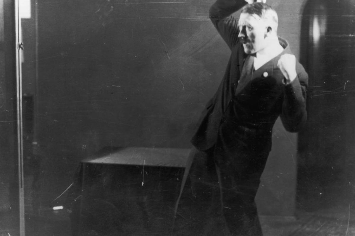 Adolf Hitler. posando ante la grabación de uno de sus discursos, tras su liberación de la prisión de Landsberg, en enero de 1925.