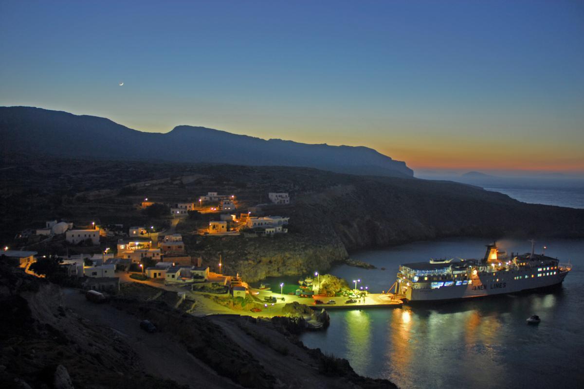 El puerto de Potamos por la noche, con la isla de Anticitera visible al fondo, al igual que el extremo sur del Peloponeso.