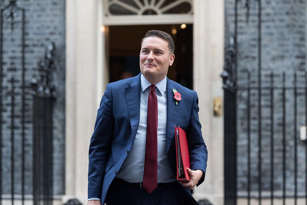 El secretario de Estado de Salud de Reino Unido, Wes Streeting, sale del 10 de Downing Street tras asistir a la reunión semanal del Gabinete en Londres, el 4 de noviembre de 2025.
