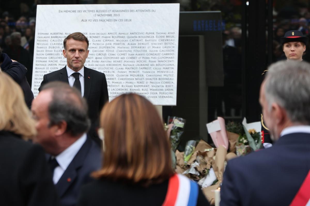Emmanuel Macron rinde homenaje a las víctimas