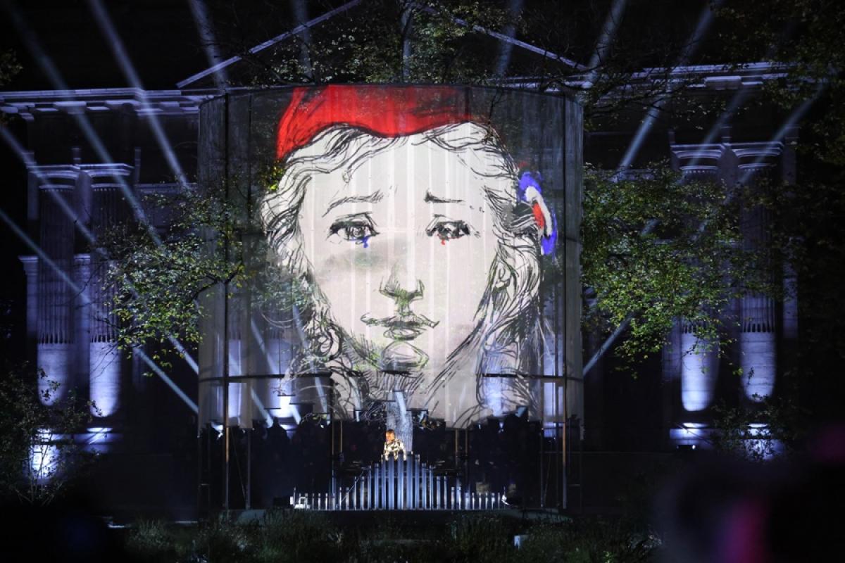 Homenaje con música y flores en el 'Jardín del 13 de noviembre de 2015' en París