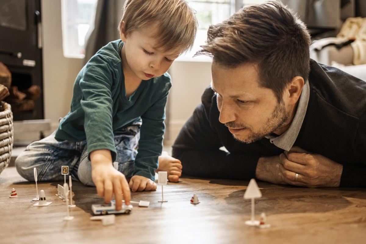 Padre jugando con su hijo