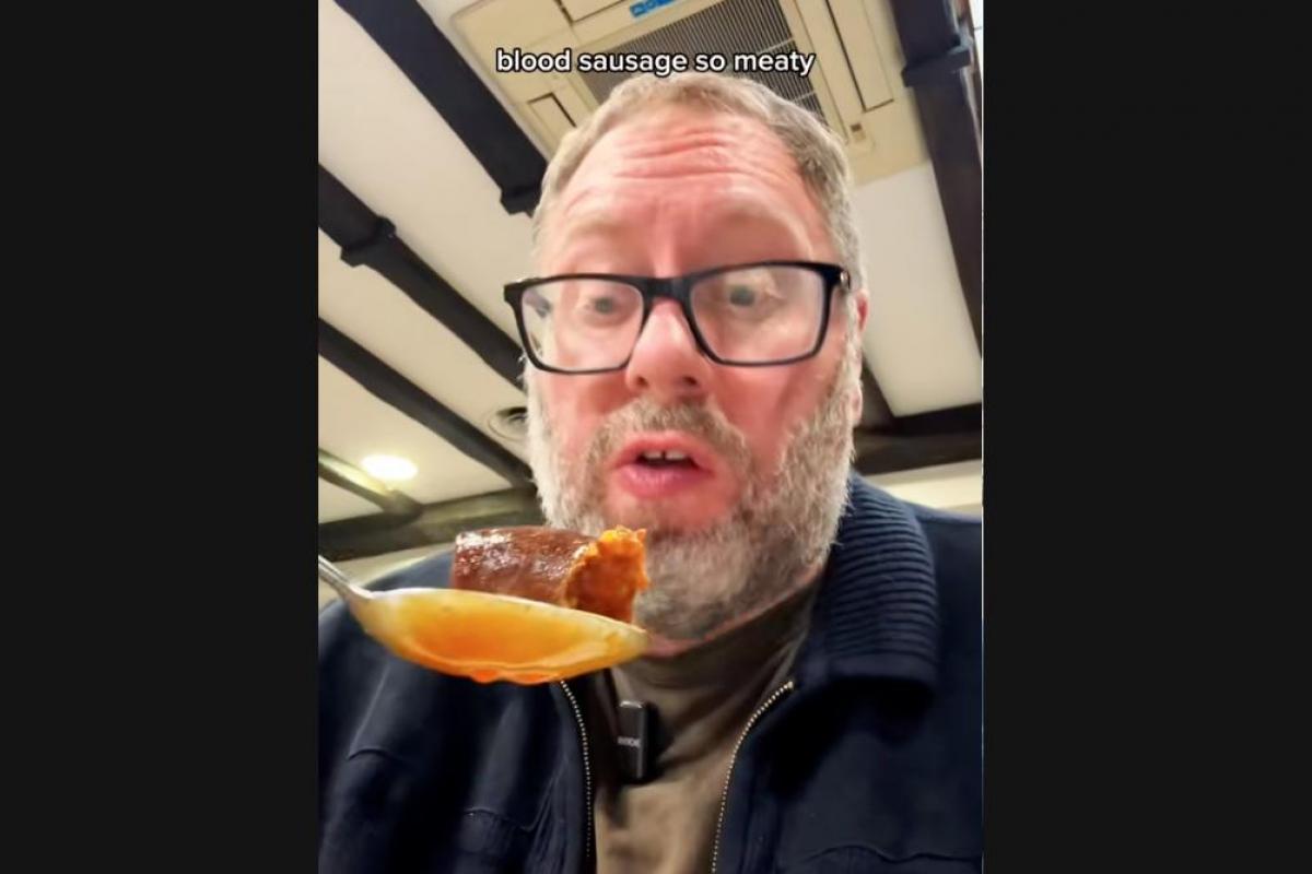 El creador de contenido @eatlikegold come por primera vez la fabada asturiana.