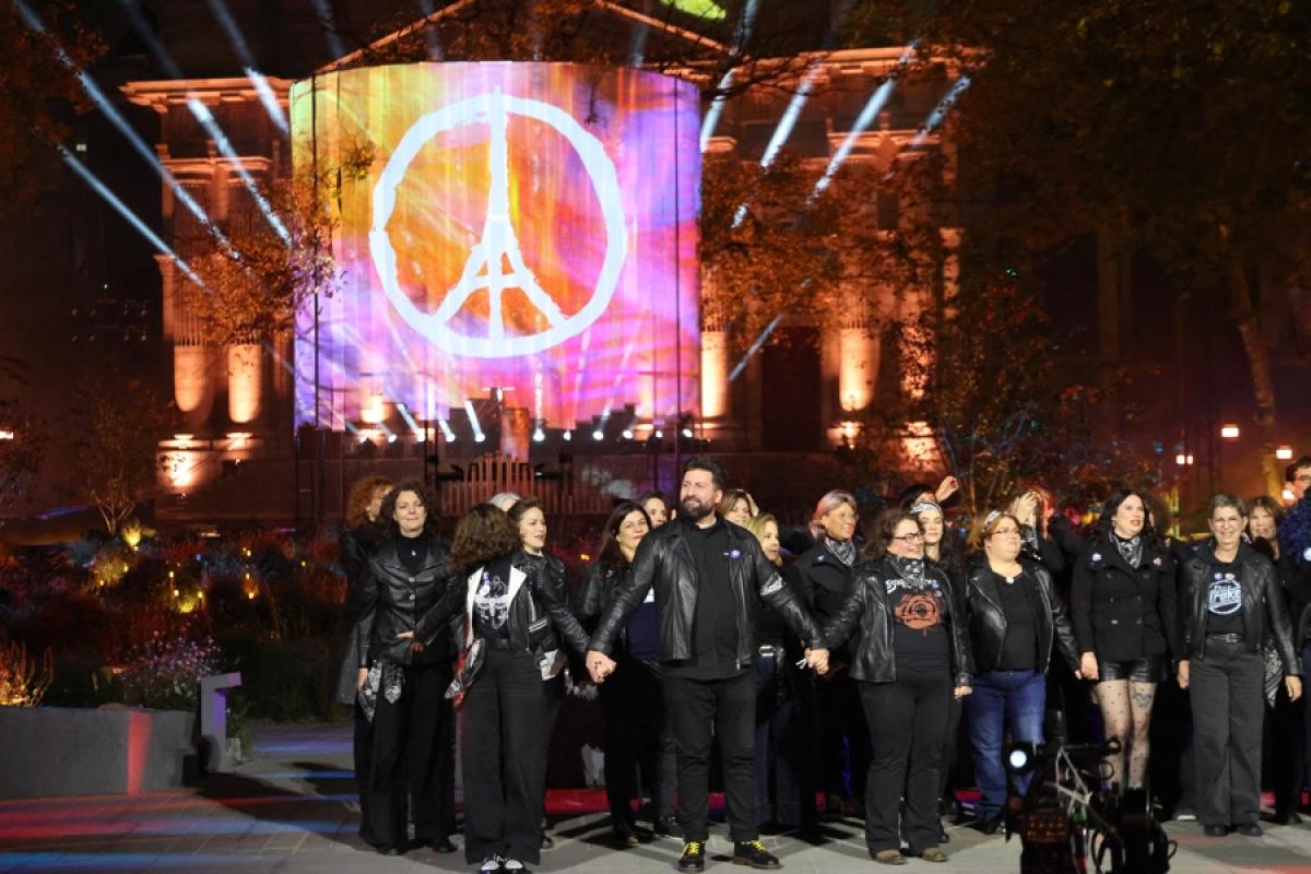 Un coro canta en el homenaje a las víctimas del 13-N