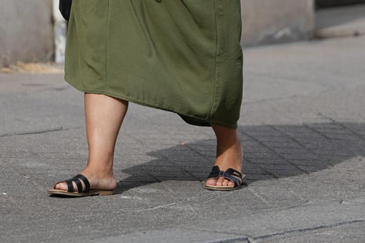Una mujer caminando en sandalias