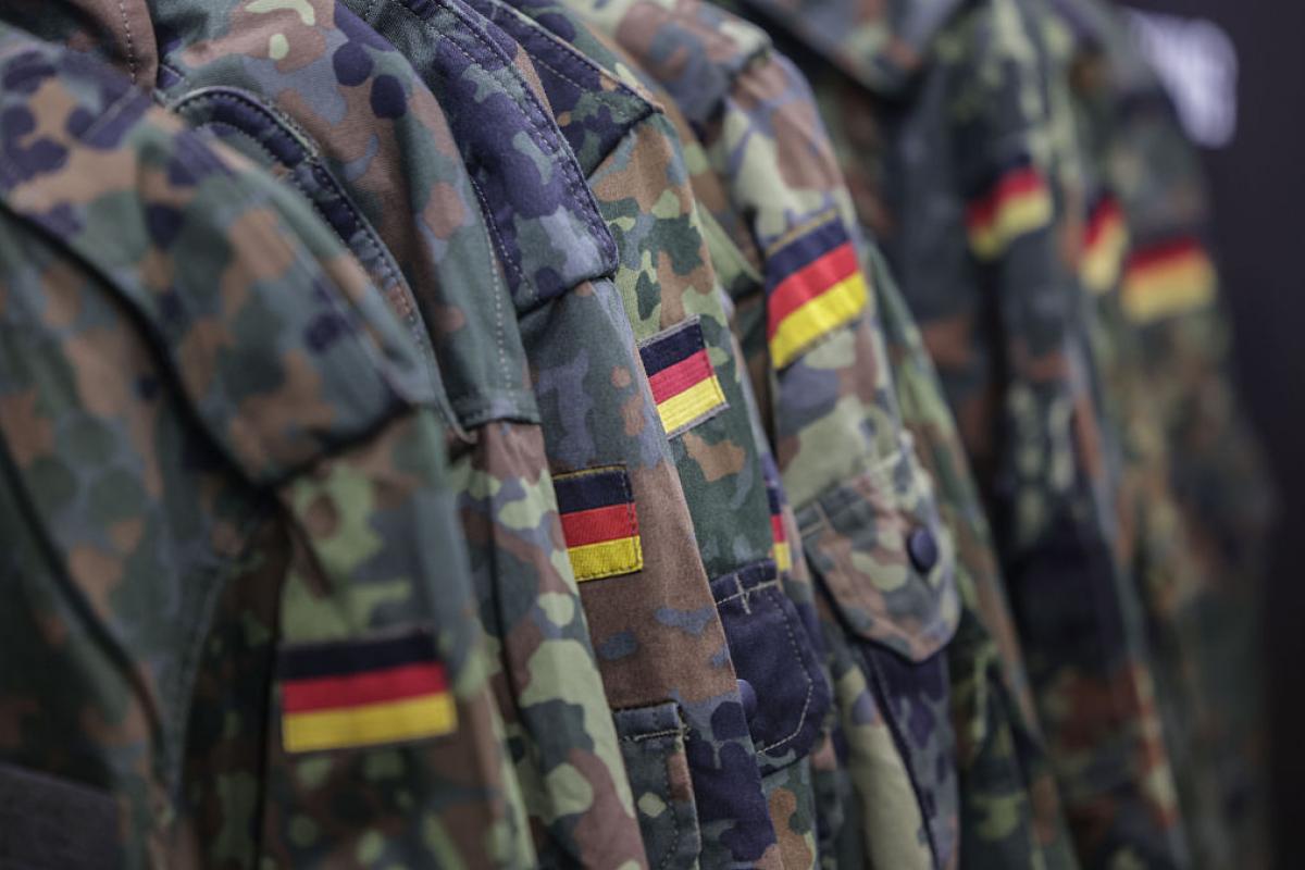 Guerreras de campaña colgadas en un stand del Ejército alemán, mientras busca nuevos reclutas en la feria de videojuegos Gamescom, en Colonia, en agosto de 2025.