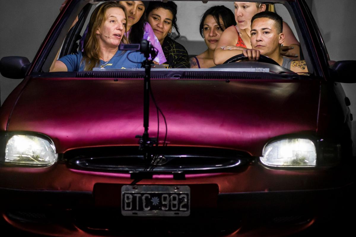 Las protagonistas de 'Los Dias Afuera' en un coche en momento de la representación