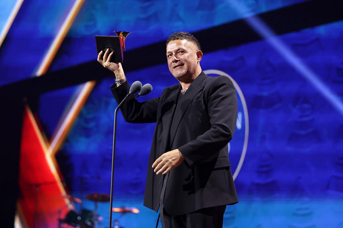 Alejandro Sanz recogiendo uno de los Latin Grammy 2025.