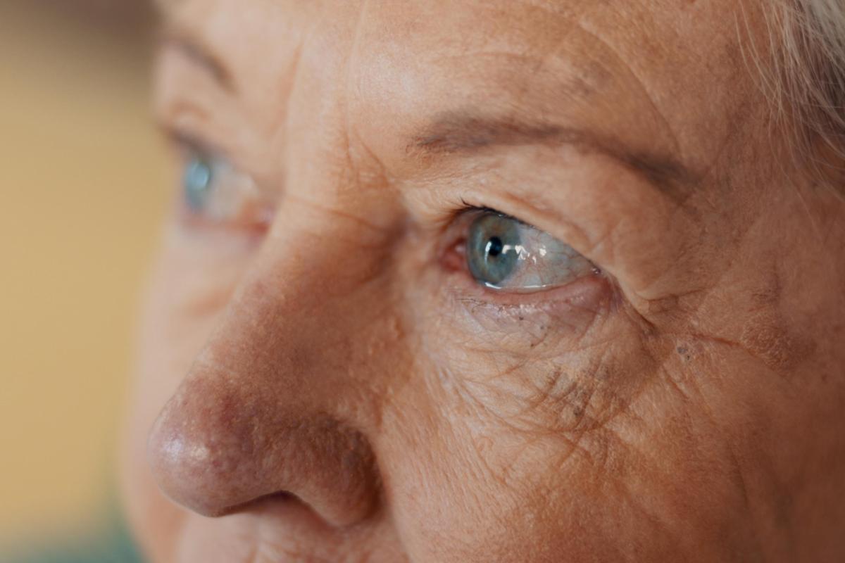Primer plano de los ojos de una anciana pensativa en una residencia de ancianos, con miedo, estrés, preocupación, pena o depresión. Ansiedad, rostro de una anciana triste por la nostalgia, la duda o la demencia, la pérdida de memoria o el Alzheimer.