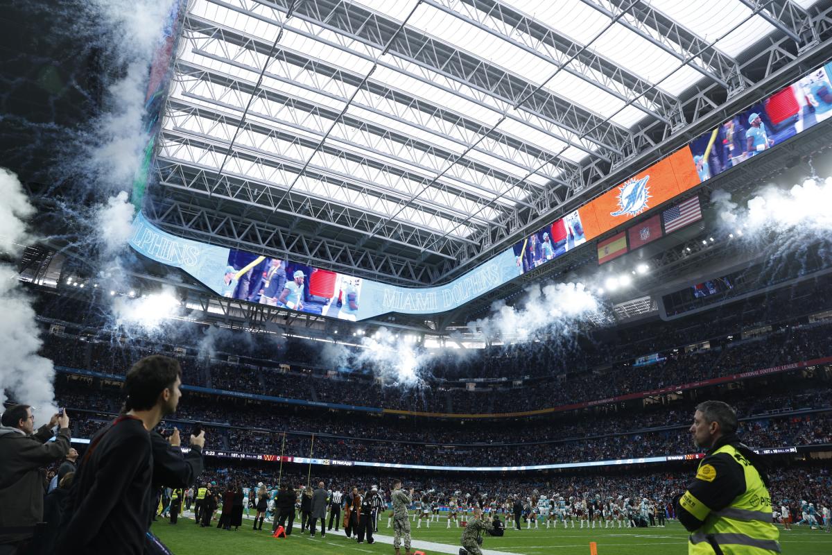 Vista del espéctaculo antes del partido de liga regular de la Liga de Fútbol Americano (NFL), que este domingo disputan los equipos Miami Dolphins y Washington Commanders, este domingo en el Estadio Santiago Bernabéu. EFE/JuanJo Martín