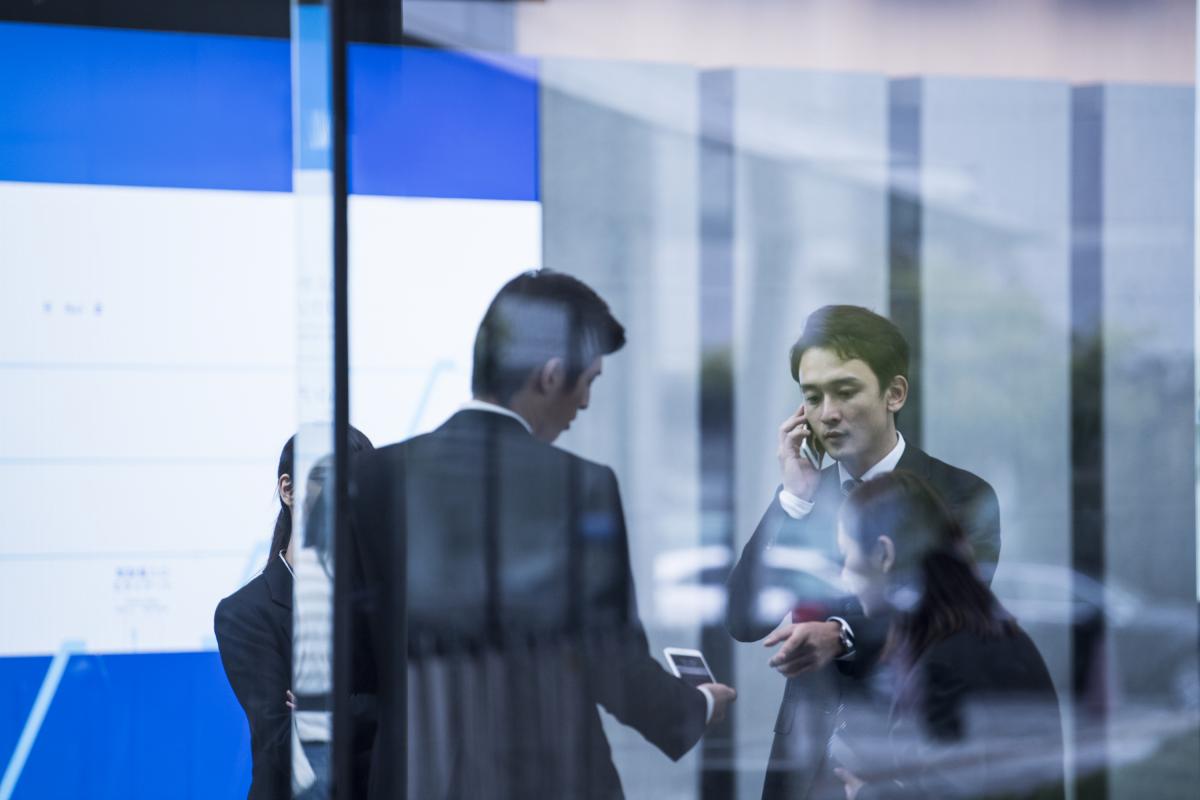 Dos trabajadores japoneses hablan en una sala del trabajo