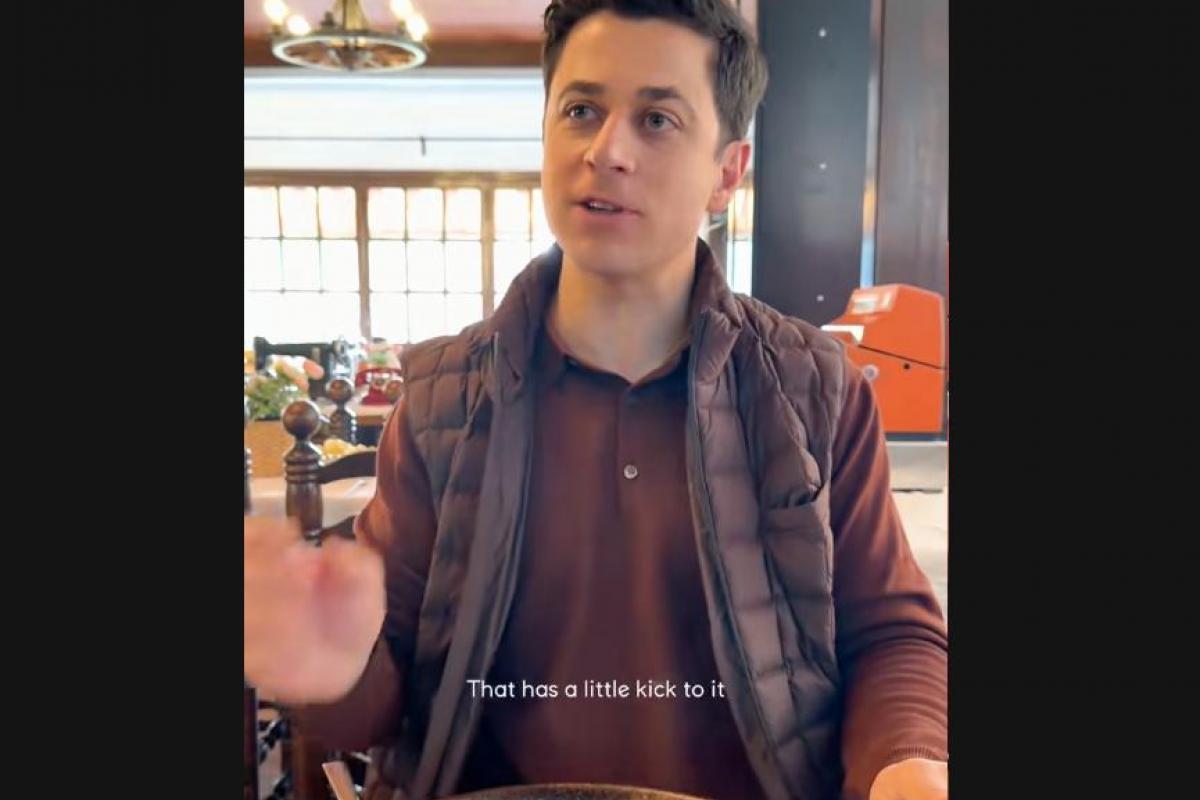 El actor David Henrie probando la paella en España.