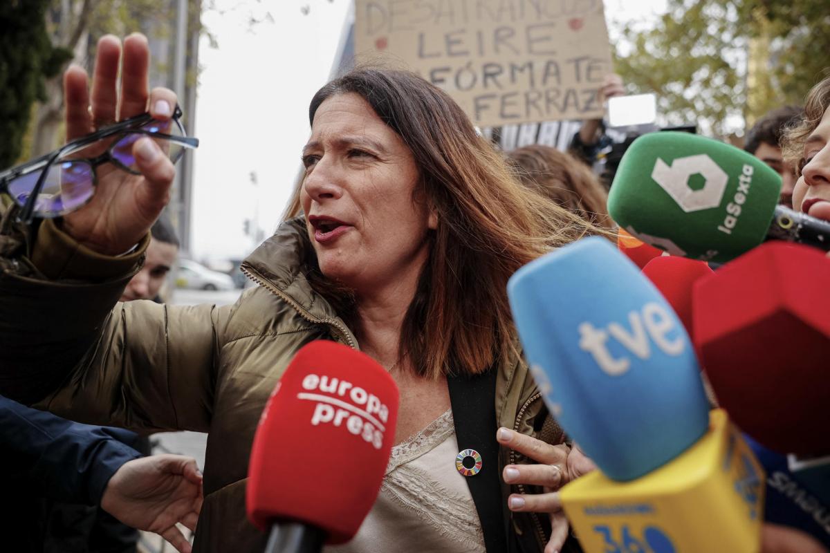 Leire Díez (c), exmilitante del PSOE, a las puertas de los Juzgados de Plaza de Castilla este lunes donde está cita a declarar ante el juez Arturo Zamarriego, que la investiga por presuntamente maniobrar en contra de mandos de la Guardia Civil y la Fiscalía.