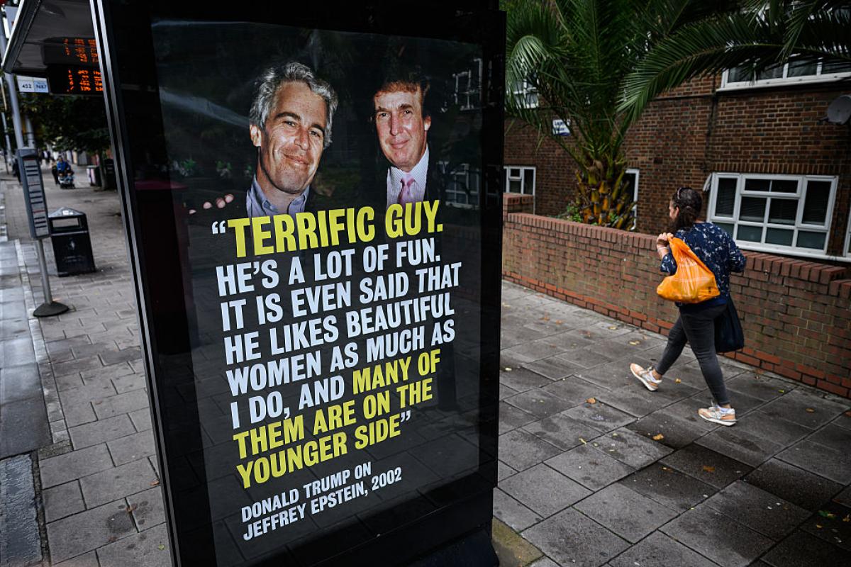 Una marquesina, con un cartel de Donald Trump y Jeffrey Epstein y una cita sobre su amistad pasada, el 3 de septiembre de 2025, en Londres, en una campaña ante la visita del presidente de EEUU.