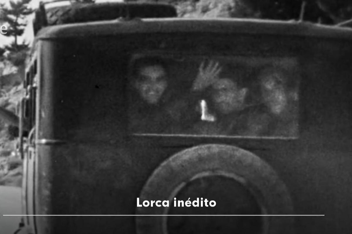 Federico García Lorca sonríe, junto a sus compañeros de La Barraca, por el cristal trasero de un coche, en los años 20 del siglo pasado.