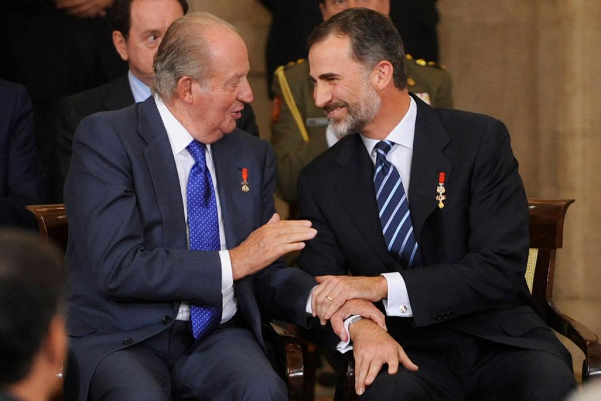 Juan Carlos I y Felipe VI conversan animadamente en una imagen de 2015... otros tiempos