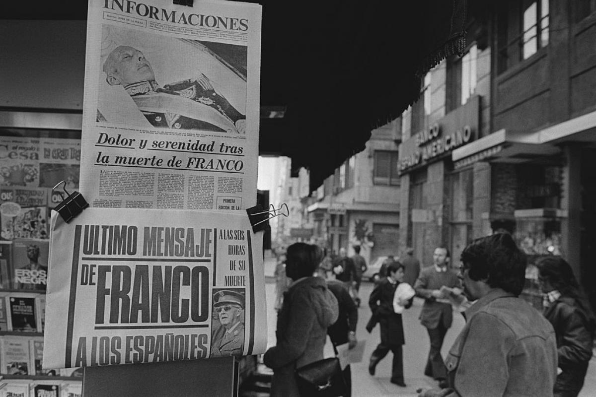 Los periódicos anuncian la muerte de Francisco Franco en noviembre de 1075.