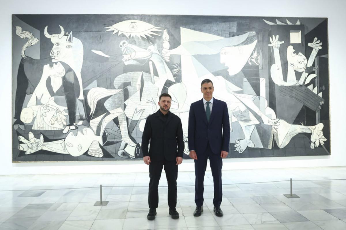 Posado de los dos presidentes delante del 'Guernica'