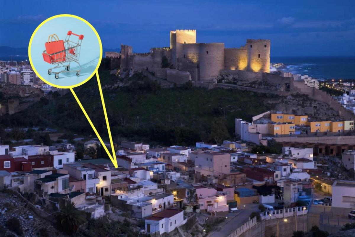 Una imagen de archivo de Almería y un carrito de la compra superpuesto