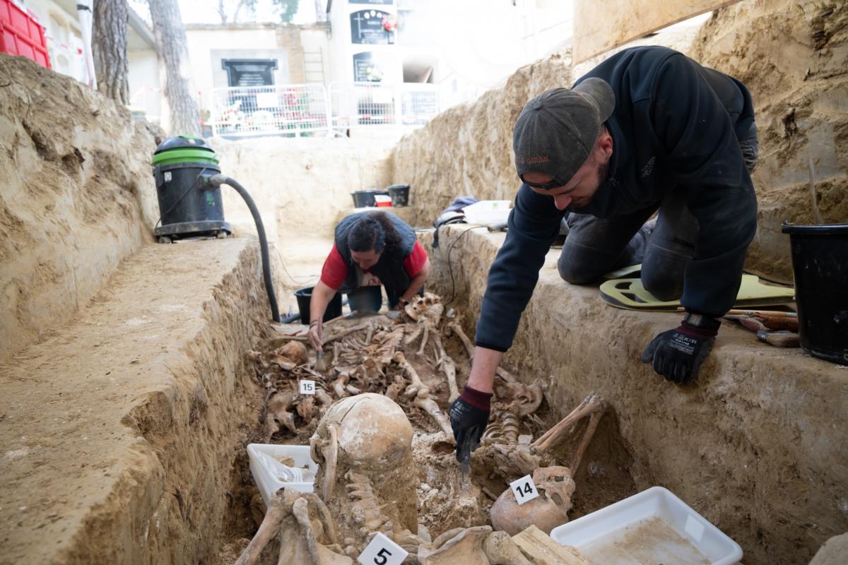 El equipo que está trabajando en la fosa de Ejea de los Caballeros limpiando los restos encontrados.