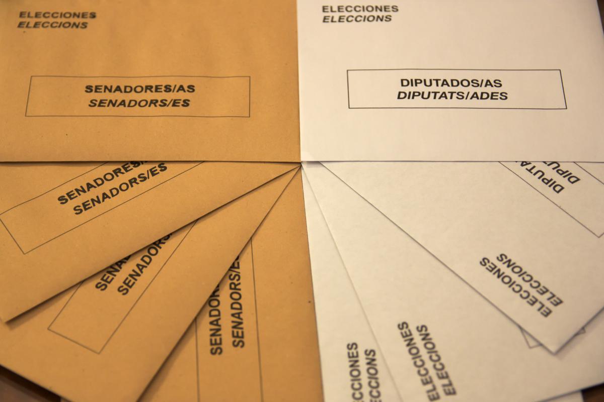 Imagen de archivo de sobres de votación de una elecciones generales en Cataluña.