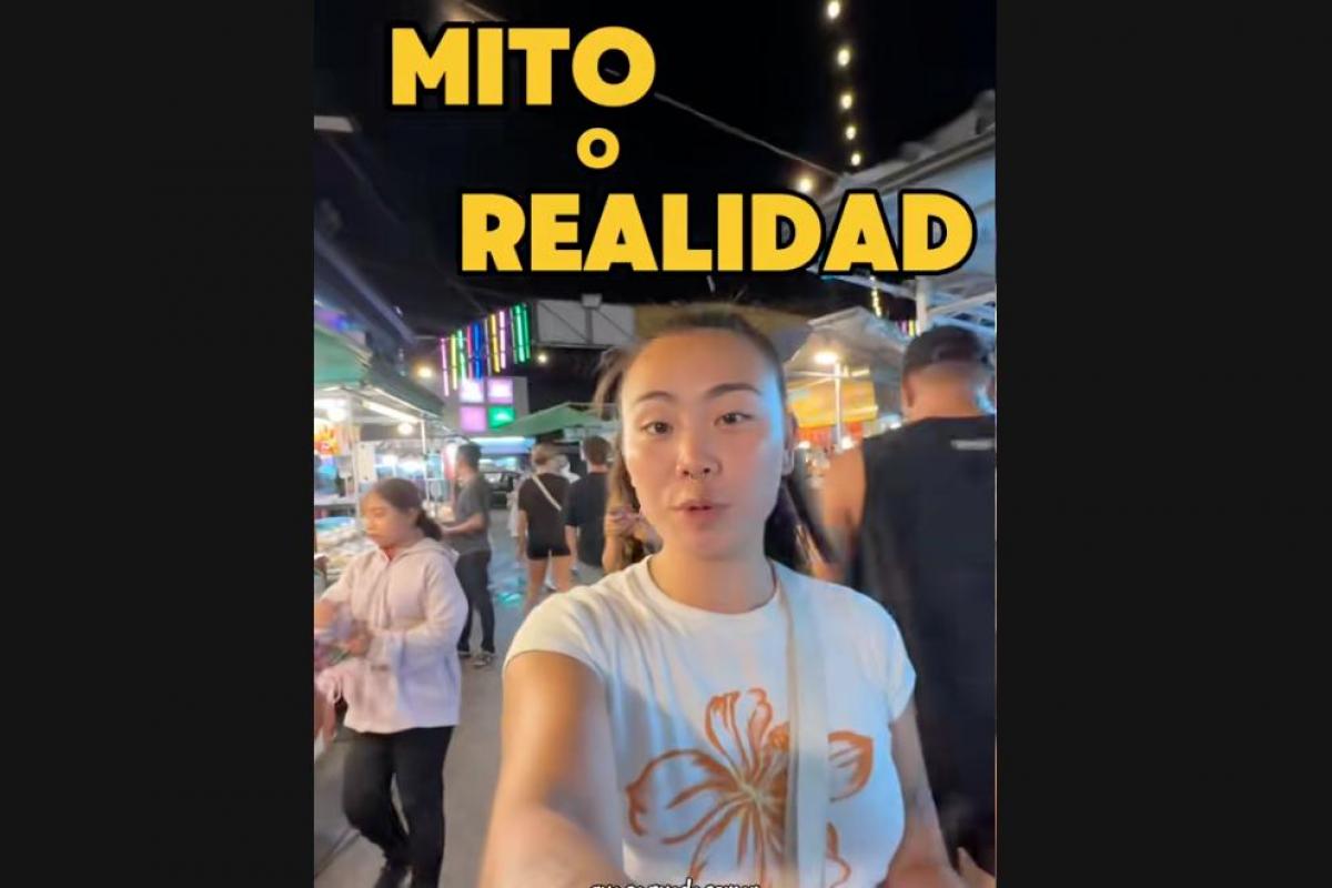 Mujer en un mercado nocturno en Tailandia para probar la comida por menos de un euro.