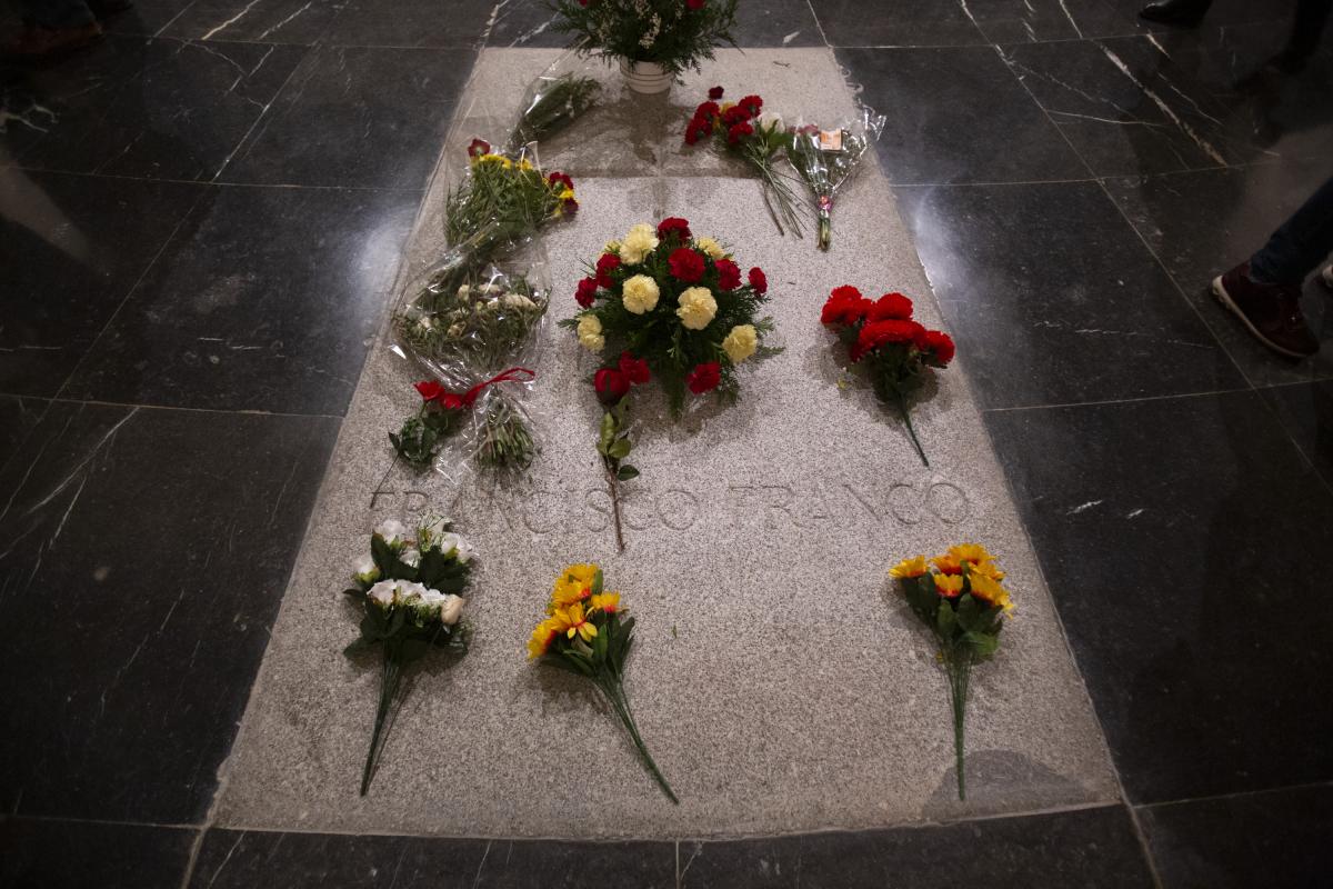 Tumba de Franco adornada con flores