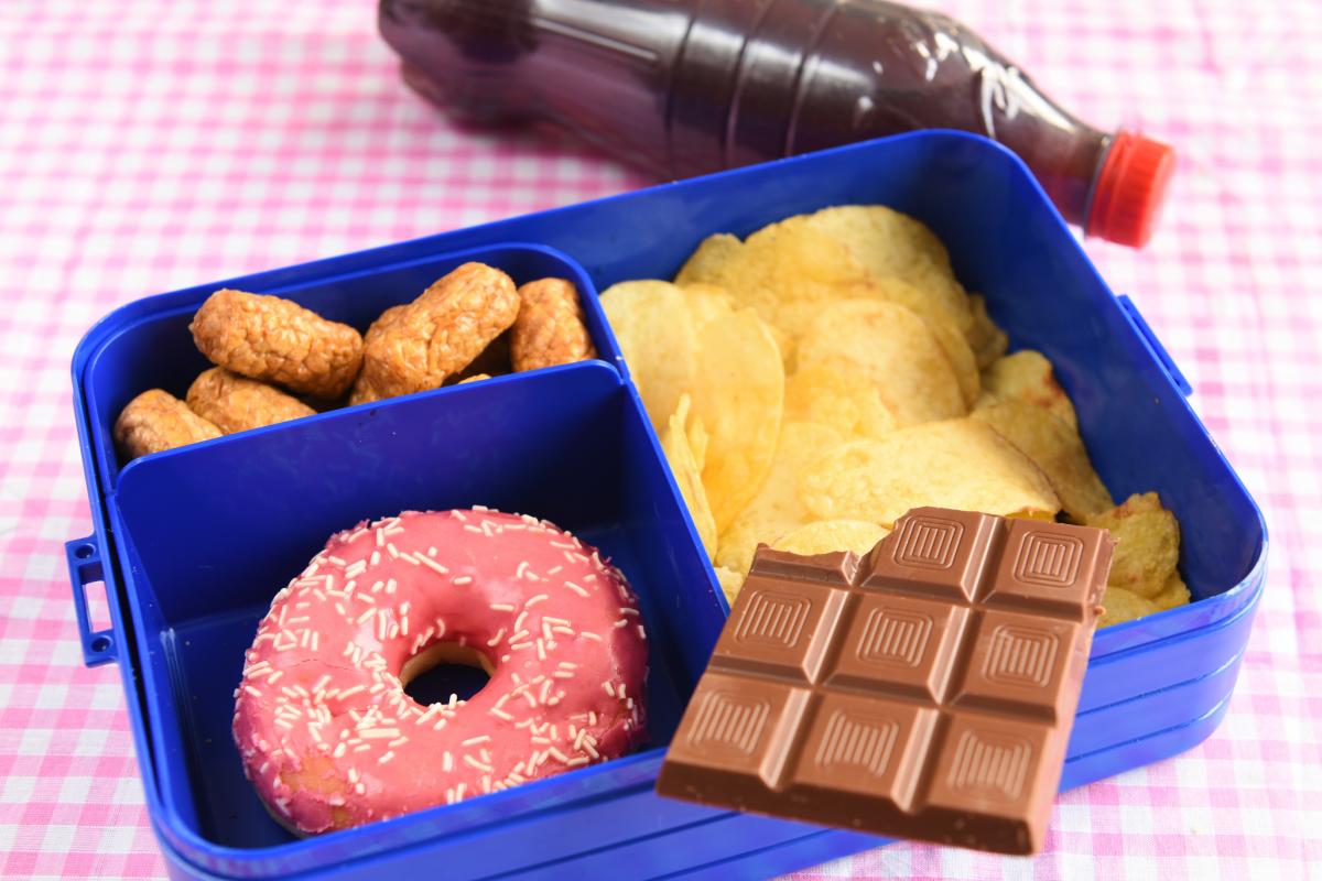 Un bodegón de alimentos ultraprocesados de gran consumo.