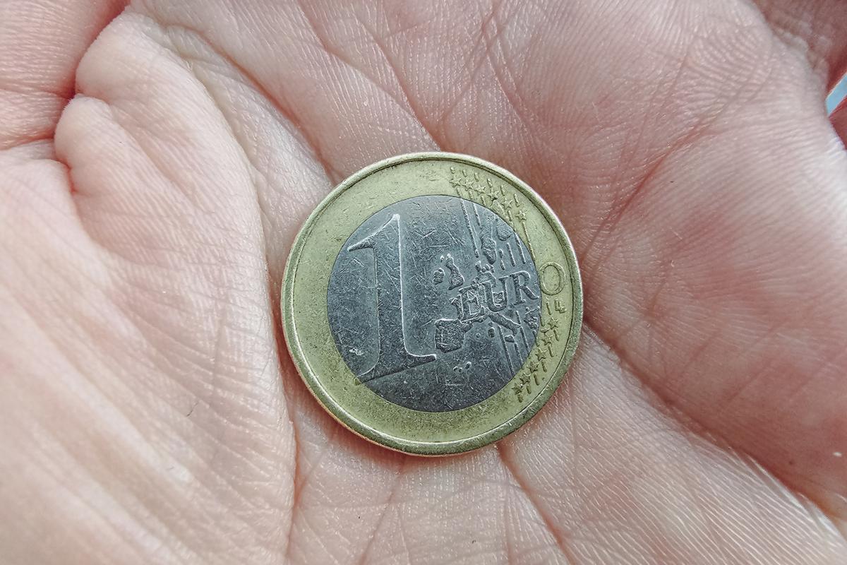 Un euro, en una mano.