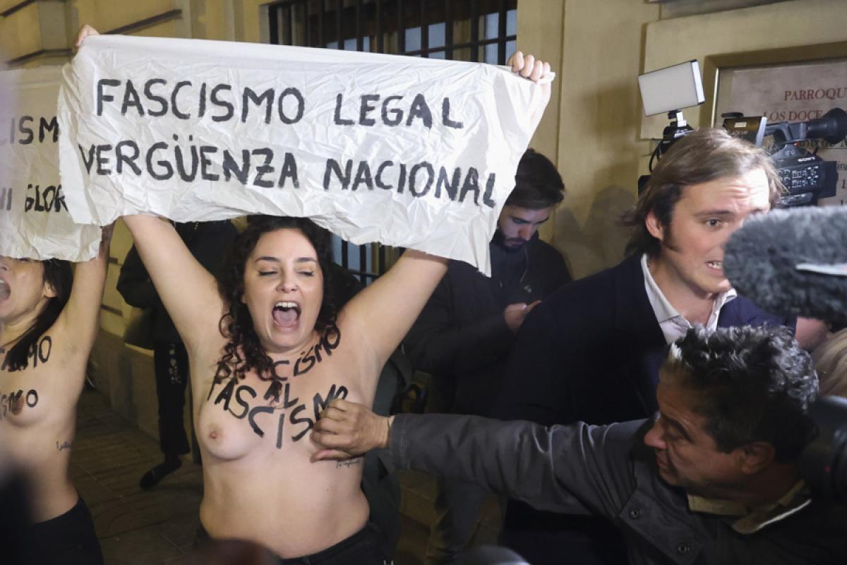 Activistas de Femen con los pechos al aire en la misa por Franco en Madrid