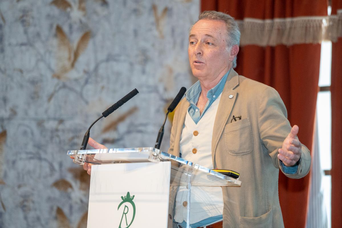 El cantautor José Manuel Soto en una conferencia ante los medios.