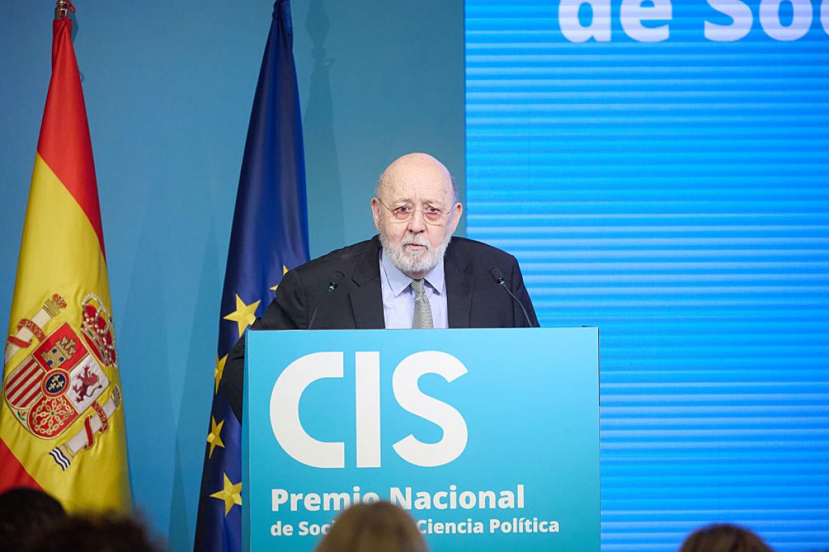 El presidente del CIS, José Félix Tezanos, en la entrega del Premio Nacional de Sociología y Ciencia Política, en la Galería de las Colecciones Reales del Palacio Real de Madrid, el 26 de marzo de 2025.
