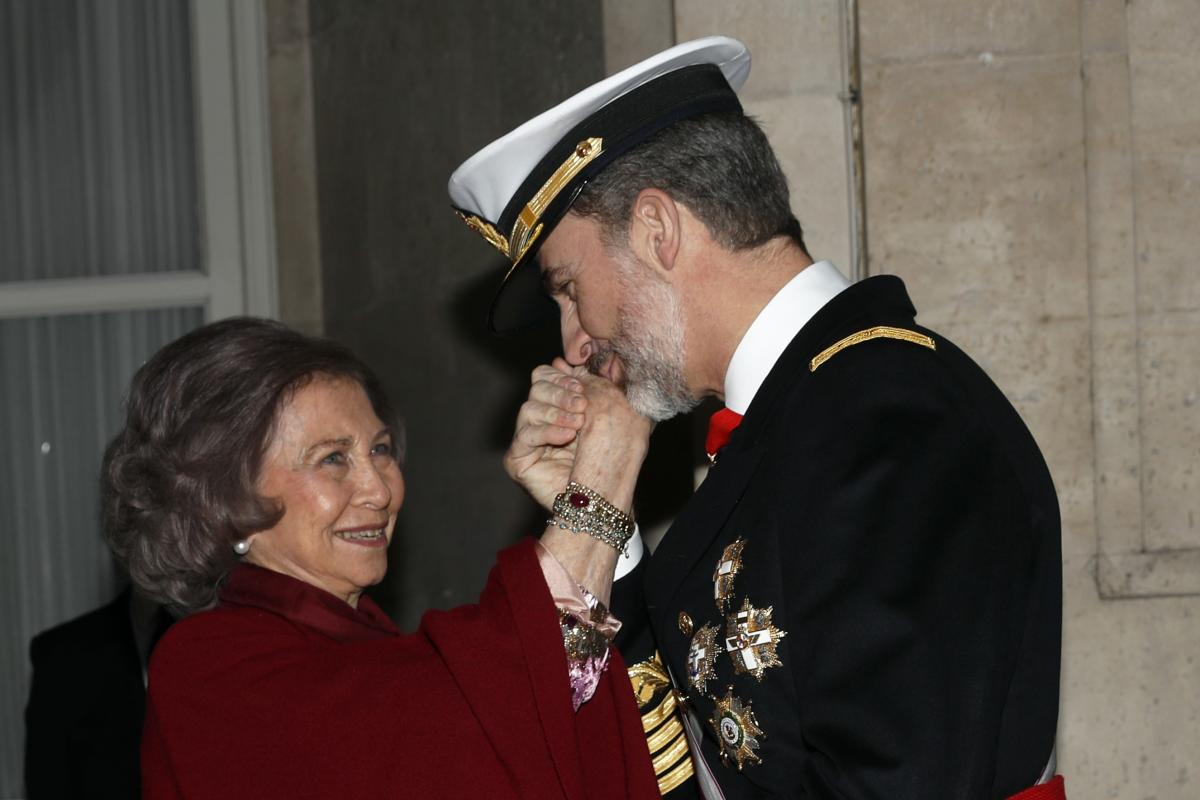 El rey Felipe VI besa la mano de la reina Sofía en la Pascua Militar 2018