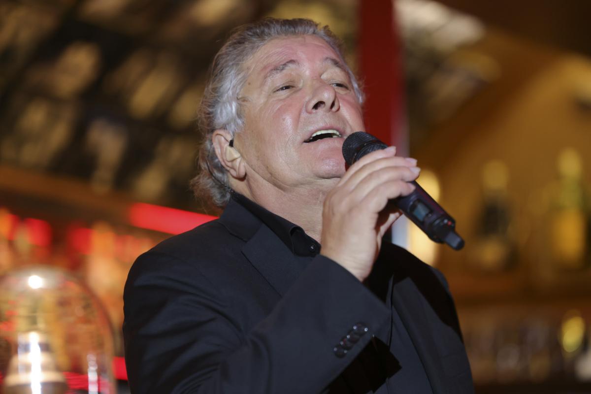 Francisco cantando en la presentación de su disco De cobardes no hablaran en Madrid.