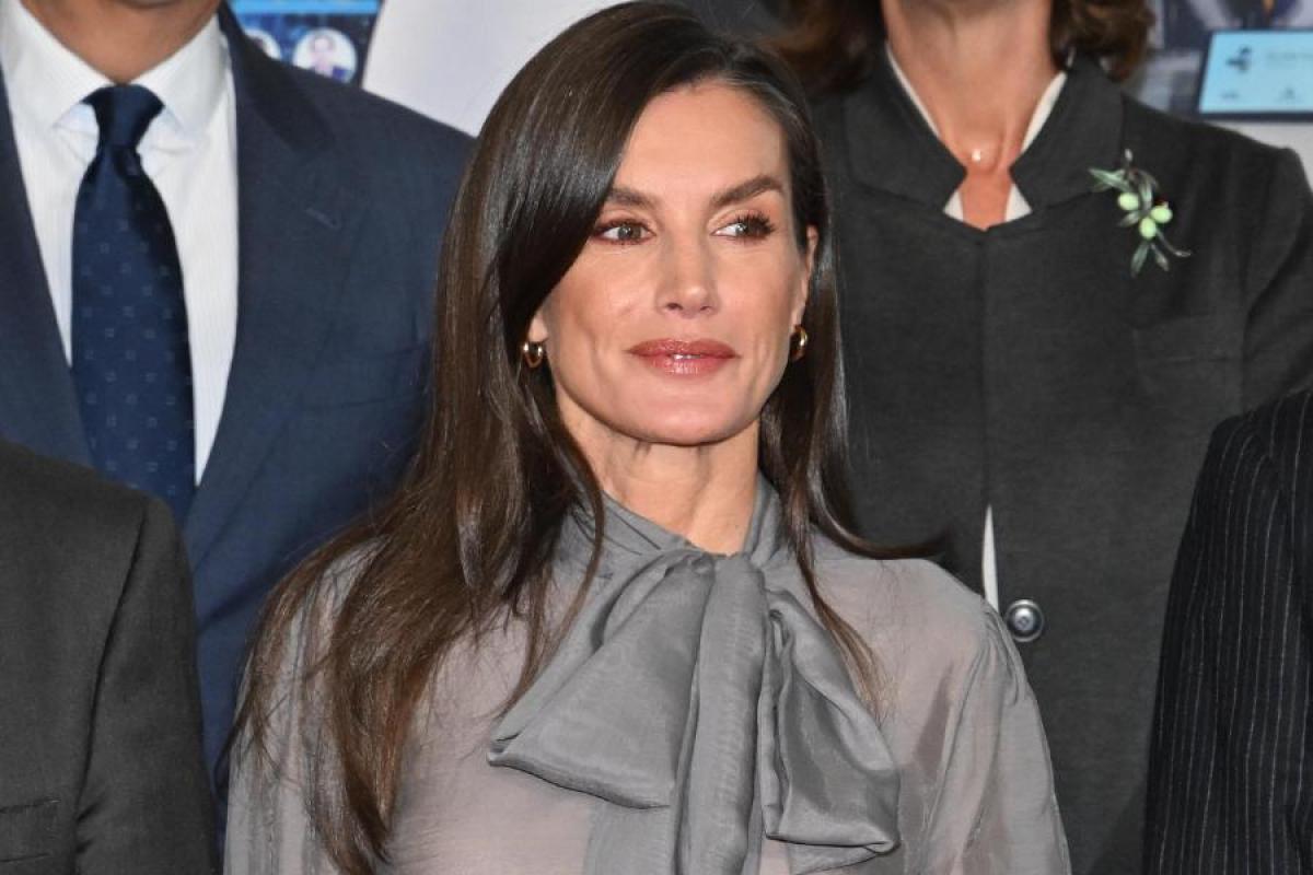 La reina Letizia, con una blusa de lazada gris