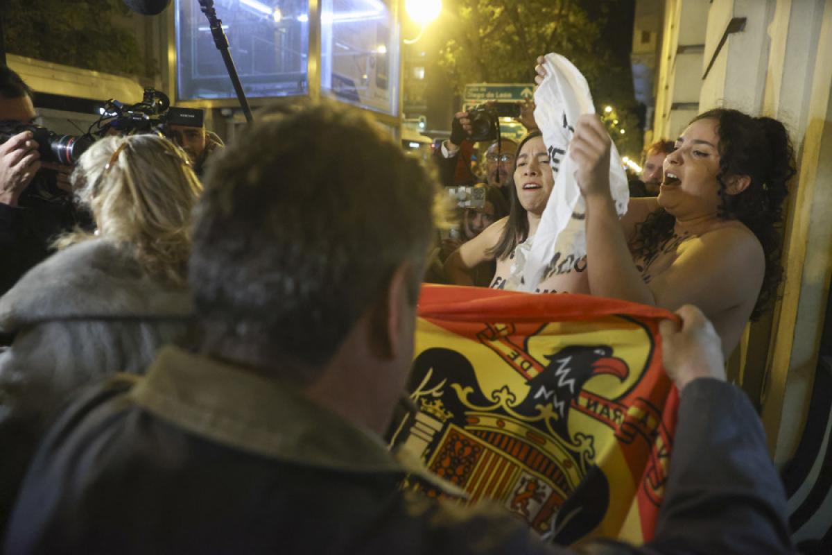 Otro momento de la protesta de las activistas de Femen