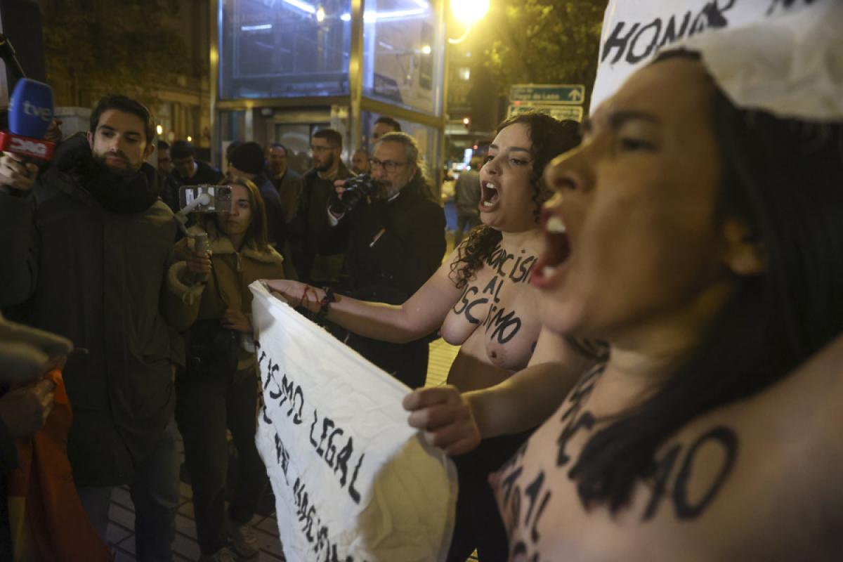 Protesta de las dos activistas de FEMEN frente a la iglesia donde se celebraba una misa en recuerdo de Francisco Franco