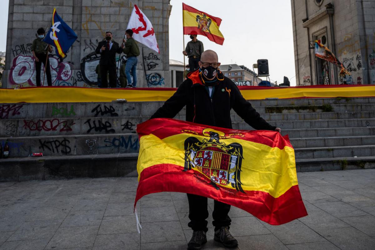 Simpatizantes de Francisco Franco con banderas españolas preconstitucionales, en marzo de 2021, en el llamado Arco de la Victoria, en Madrid.